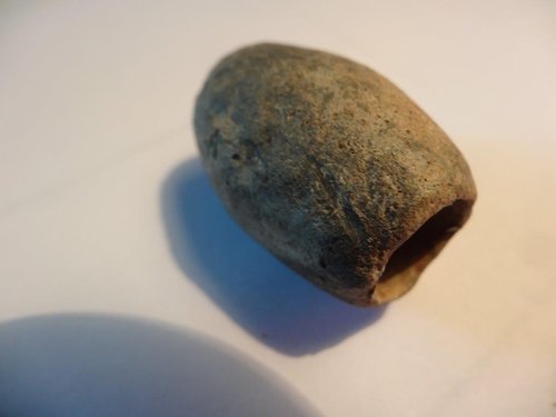 5 - Unbekanntes Stück ca 2,3 cm lang 1,3 cm breit vom Feld (Seite).jpg