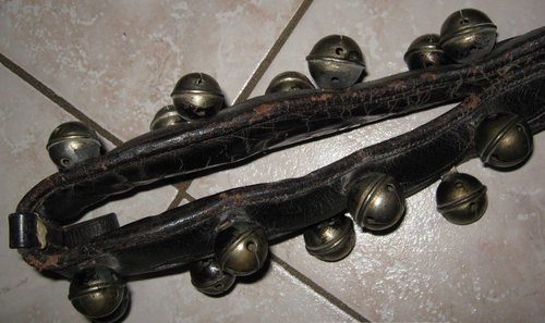 antikes_glockengelut_schellengelut_pferdegeschirr_pferdegelut_mit_25_glocken_2_lgw.jpg