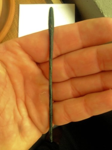 Römische Bronze Haarnadel die 2te (8).JPG