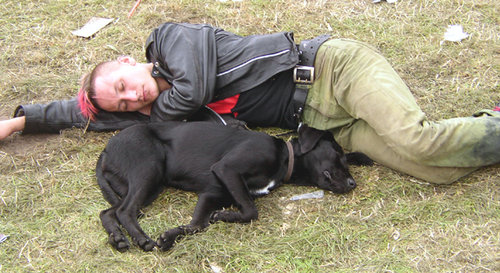 Punk_Force_Attack_Festival_2005_Punker_mit_Hund.jpg