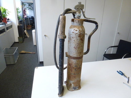 luftwaffe-feuerloescher-fl-62118-ungereinigtes-stueck-sehr-selten-leer.jpg
