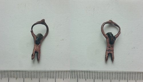 038 ein Kettensegment im Ring festgerostet, 2 durchlaufende Einbuchtungen seitlich am Fuß.JPG (1.46 MiB) 5697-mal betrachtet 038 ein Kettensegment im Ring festgerostet, 2 durchlaufende Einbuchtungen seitlich am Fuß.JPG