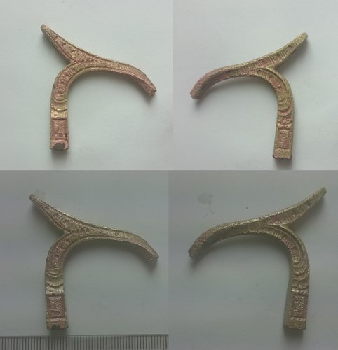 025 Schlüssel, zerbrochen, Kupfer, sehr goldig, ca. 45mm Länge in jede Richtung.JPG