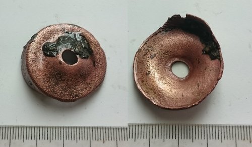067 Kupfer, Schrotpatronenhülse vielleicht, aber sehr groß, Riffel am Rand, kein Kaliber eingeprägt, sah alt aus.JPG