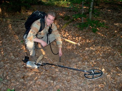 pinpionting kniend am loch.jpg