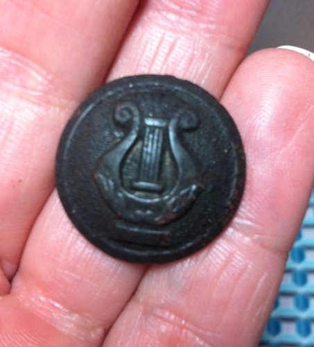 Alzenau 22.06.2014 Knopf mit Harfe.JPG